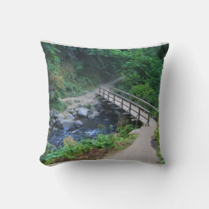 Cojín Decorativo Puente en las cataratas de Latourell, Oregón