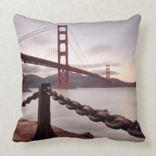 Cojín Decorativo Puente Golden Gate contra las montañas