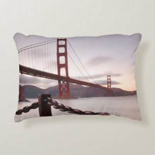 Cojín Decorativo Puente Golden Gate contra las montañas
