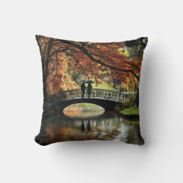 Cojín Decorativo Puente Romántico - Celebra el Amor