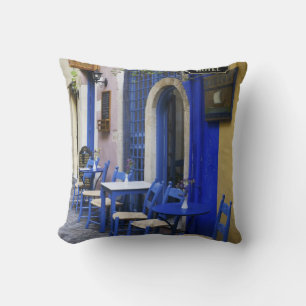 Cojín Decorativo Puerta de color azul y lado del hotel antiguo en