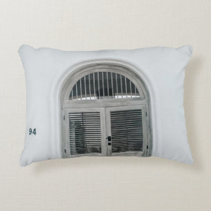 COJÍN DECORATIVO PUERTA DE MADERA GRIS CERRADA POR DEBAJO DE LA LUZ