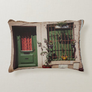COJÍN DECORATIVO PUERTA DE MADERA VERDE CON PLANTA VERDE