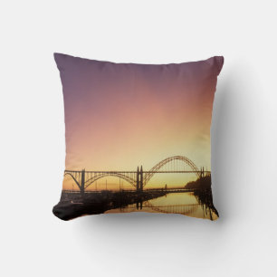 Cojín Decorativo Puesta de sol detrás del puente de Newport, Oregón