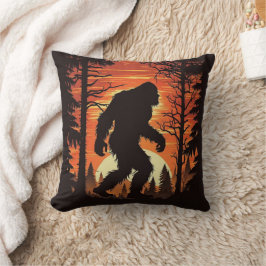 Cojín Decorativo Puesta de sol en el bosque Bigfoot Sasquatch