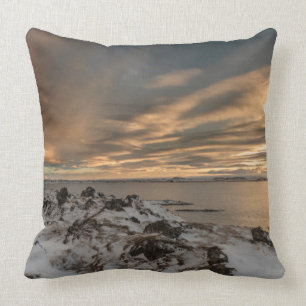 Cojín Decorativo Puesta de sol sobre el lago Myvatn, Islandia