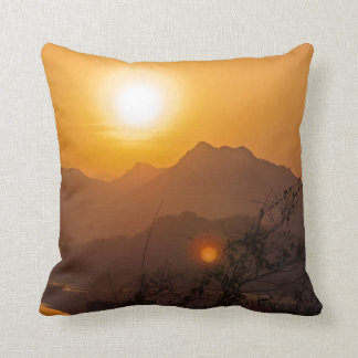 Cojín Decorativo Puesta del sol montañosa de Laos