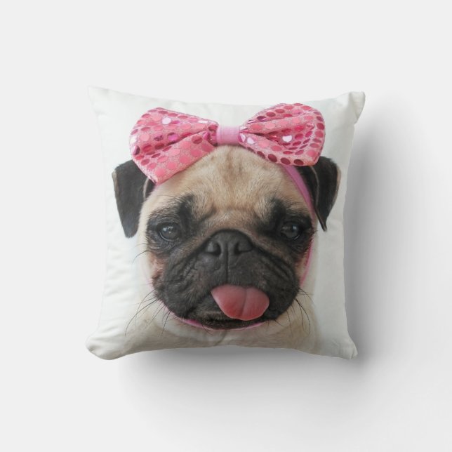 Cojín Decorativo Pug con arco rosado (Anverso)