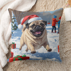 Cojín Decorativo Pug corriendo en la nieve con sombrero de Navidad