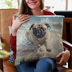 Cojín Decorativo Pug feliz en el personalizable de la playa