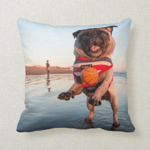 Cojín Decorativo Pug jugando a pelota en la playa
