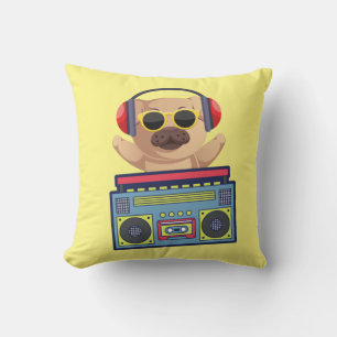 COJÍN DECORATIVO PUG MUSICAL RETRO Y REPRODUCTOR DE CASSETES