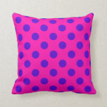Cojín Decorativo Puntos de polka azul en fuchsia<br><div class="desc">Puntos de polka azul en fuchsia</div>