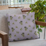 Cojín Decorativo Púrpura de patrón de Rosa negro<br><div class="desc">almohada de época y floral con ilustracion de rosas negros con vegetación hecha en un patrón. El fondo es morado.</div>