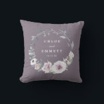 Cojín Decorativo Púrpura Floral Boda Pareja<br><div class="desc">Las flores violetas elegantes y de moda crean una hermosa corona de flores. Enmarca los nombres de la pareja boda y la fecha boda. A los recién casados les encantará usar este encantador recordatorio de su día especial. Esta almohada boda personalizada forma parte de la colección Violet de Rubor. Contiene...</div>