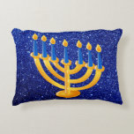 Cojín Decorativo Purpurina azul de Menorah del oro falso<br><div class="desc">Almohada hermosa y decorativa del acento para Jánuca,  ofreciendo diseño azul del purpurina de Menorah del oro falso</div>