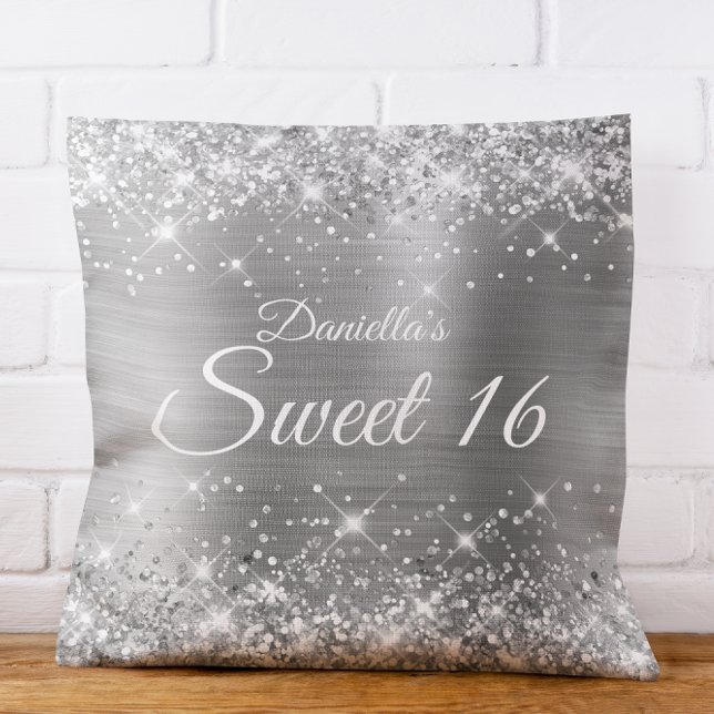 Cojín Decorativo Purpurina de plata espumosa y Relieve metalizado d (Sparkly Silver Glitter and Foil Sweet 16 Throw Pillow)