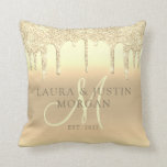 Cojín Decorativo Purpurina Platinum Gold Drips Monograma recién cas<br><div class="desc">Un elegante monólogo monogramado personalizado mantiene al boda lanzar almohada para regalar a la novia y al novio. Personalizar con su apellido.</div>