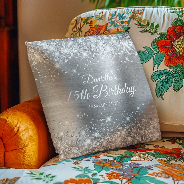 Cojín Decorativo Purpurinoso de Relieve metalizado plateado 15º cum (Glittery Silver Foil 15th Birthday Throw Pillow)