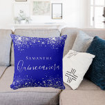 Cojín Decorativo Quinceanera nombre de polvo del purpurina de plata<br><div class="desc">Una almohada para una habitación de chicas Quinceañera,  de 15 años. Un fondo azul real con polvo falso purpurina de plata. El texto: Quinceañera está escrito en blanco con un gran guión de estilo escrito a mano. Personalice y agregue un nombre.</div>