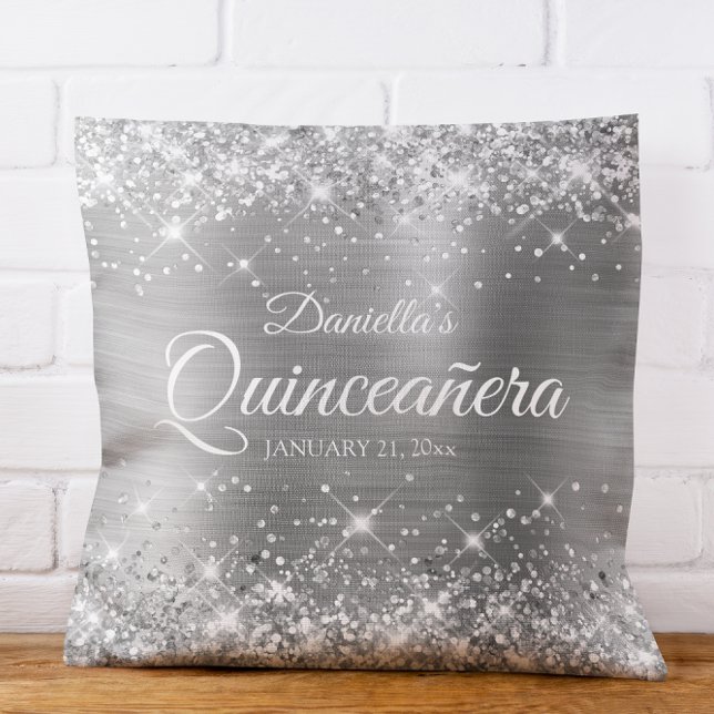 Cojín Decorativo Quinceañera, Purpurina y Relieve metalizado de pla (Sparkly Silver Glitter and Foil Quinceañera Throw Pillow)