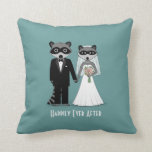 Cojín Decorativo Raccoons Boda Bride y Groom con texto Personalizad<br><div class="desc">Placa,  Cuaderno,  Mug:</div>