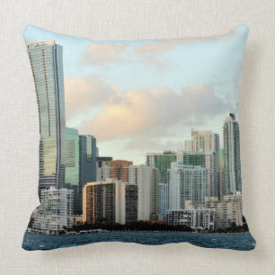 Cojín Decorativo Rascacielos de Miami contra el cielo claro ancho