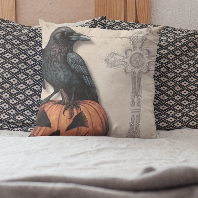 Cojín Decorativo Raven en Jack O Lantern | Estilo victoriano (Raven on Jack o Lantern with faded spooky cross throw pillow for Halloween and scary decor. )