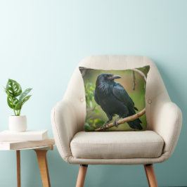 Cojín Decorativo Raven en una rama de árbol