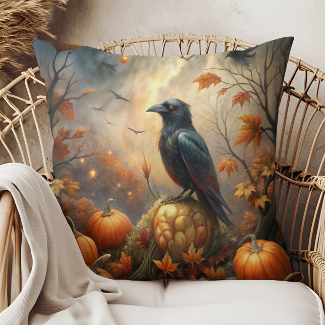Cojín Decorativo Raven y calabaza - Decoración oscura del otoño (Raven and Pumpkin – Dark Autumn Decor Throw Pillow in a boho rattan armchair)