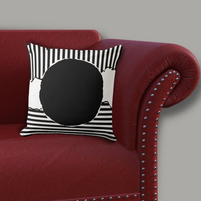 Cojín Decorativo Rayas blancas y negras modernas Punto negro (Modern Black & White Centered Circle Throw Pillow on Red Sofa)