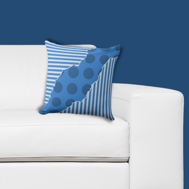 Cojín Decorativo Rayas y puntos de capas geométricas azul de moda (Trendy Blue Geometric Layered Stripes & Dots Throw Pillow)