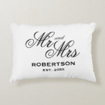Cojín Decorativo Recién casados Sr. y Sra. tipografía elegante<br><div class="desc">Recién casados Sr. y Sra. elegante tipografía Accent Pillow. Decoración elegante para recién casados,  novios,  esposos,  parejas bodas o novios. cojín de decoración de doble cara bonito para sofá,  cama o sofá. Colores personalizados negros y blancos o personalizados personalizados con apellido y fecha de matrimonio. almohadas con cremallera.</div>