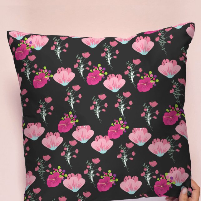 Cojín Decorativo Red and pink flowers pattern on black (Subido por el creador)