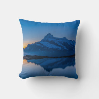 Cojín Decorativo Reflejo de agua al atardecer en la montaña azul