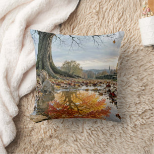 Cojín Decorativo Reflejo de árbol de otoño en charco con ardilla