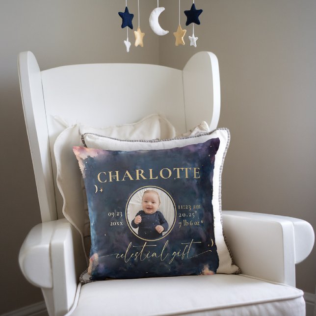 Cojín Decorativo Regalo celeste Nacimientos Estadísticas de natalid (celestial baby birth stats keepsake throw pillow twinkle star moon cosmos galaxy dark navy blue gold)