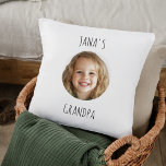 Cojín Decorativo Regalo de abuelo personalizado | Cara de nieto per<br><div class="desc">¡Dale al abuelo un regalo acogedor y sincero con esta almohada personalizada que muestra la foto de su nieto en la cara! Perfecto para cumpleaños, vacaciones o cualquier ocasión especial, esta almohada personalizado es un conservador significativo que combina confort y amor. Celebren los preciados recuerdos con un regalo único que...</div>