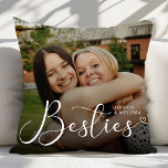 Cojín Decorativo Regalo de Besties de Guión Moderno<br><div class="desc">El Cojín decorativo de Regalo de Regalo de Fotos con Guión Moderno es una moda y un accesorio personalizado para el hogar, que celebra el inquebrantable vínculo entre los mejores amigos. Con un texto de escritura moderno y elegante y un espacio de fotos en personalizable, esta almohada le permite mostrar...</div>