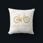 Cojín Decorativo Regalo de Boda ciclista de bicicleta<br><div class="desc">Una retro bicicleta de crucero de playa en oro,  con nombres de bodas personalizados y fecha. Las fuentes se pueden editar y los colores de fondo de la parte delantera y trasera se pueden cambiar individualmente haciendo clic en "personalizar más adelante" y utilizando el selector de color de fondo.</div>