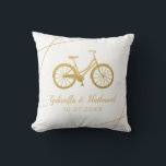 Cojín Decorativo Regalo de Boda ciclista de bicicleta<br><div class="desc">Una retro bicicleta de crucero de playa en oro,  con nombres de bodas personalizados y fecha. Las fuentes se pueden editar y los colores de fondo de la parte delantera y trasera se pueden cambiar individualmente haciendo clic en "personalizar más adelante" y utilizando el selector de color de fondo.</div>