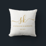 Cojín Decorativo Regalo de Boda de guiones dorados de Monograma New<br><div class="desc">Personalice esta sencilla y hermosa almohada con el monograma de novia y novio,  nombre y fecha boda para un regalo de primera para las recién casadas. Estarán encantados con este único sake que les recordará su día especial. Perfecto regalo para aniversarios y cualquier ocasión especial. Fácil de personalizar. ¡Descúbrelos!</div>