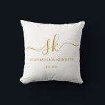 Cojín Decorativo Regalo de boda de oro con monograma para recién ca<br><div class="desc">Personaliza esta almohada sencilla y hermosa con el monograma de la novia y el novio, nombre y fecha de la boda para un regalo único para los recién casados. Se sentirán simplemente encantados con este recuerdo único que les recordará su día especial. Regalo perfecto para aniversarios y cualquier ocasión especial....</div>