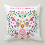 Cojín Decorativo Regalo de boda floral de los pájaros del amor de<br><div class="desc">Este amortiguador hermoso ofrece el estampado de flores mexicano caprichoso y complejo en rosas fuertes, púrpura, naranja, verde, amarillo y turquesa. Personalice el amortiguador con los nombres de la novia y el novio y también la fecha del boda. El color de fondo del amortiguador se fija al blanco, pero no...</div>