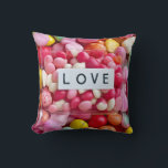 Cojín Decorativo Regalo de Celebración de Boda de Amor de Caramelo<br><div class="desc">Abraza la dulzura de tu gran día con esta estética de corazones de caramelo. Para aquellos que aman las vibraciones de bodas modernas y dulces románticos,  este diseño ofrece una forma vibrante de conmemorar tu unión especial y alegría compartida.</div>