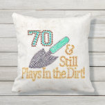 Cojín Decorativo Regalo de cumpleaños del humor de la diversión que<br><div class="desc">¡" 70 y todavía juega en las ideas del regalo de cumpleaños de la suciedad "para el SU FABULOSO o ÉL WHO TODAVÍA JUEGA EN LA SUCIEDAD!</div>