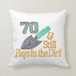 Cojín Decorativo Regalo de cumpleaños del humor de la diversión que<br><div class="desc">¡" 70 y todavía juega en las ideas del regalo de cumpleaños de la suciedad "para el SU FABULOSO o ÉL WHO TODAVÍA JUEGA EN LA SUCIEDAD!</div>