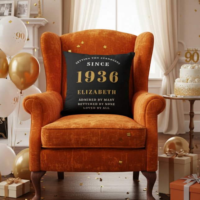 Cojín Decorativo Regalo de cumpleaños número 90 personalizado 1936  (A "Since 1936" pillow on an orange velvet armchair in a 90th birthday decorated room)