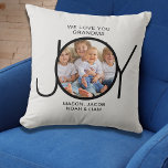 Cojín Decorativo Regalo de la abuela 1 Foto<br><div class="desc">Esta sencilla y elegante almohada de tiros de fotos para tu abuela está decorada con la palabra JOY y dice "Te queremos abuela". Fácilmente personalizable con la foto y los nombres de sus nietos. Hace un regalo perfecto para la abuela.</div>
