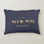 Cojín Decorativo Regalo de oro de escritura moderna Mr. y Mrs Newly<br><div class="desc">Esta caligrafía moderna Sr. Sra. tirar almohada personalizada con el apellido de la pareja, y el año boda! El texto dorado se ve brillante y festivo sobre un fondo marino oscuro. Puede cambiar el color de fondo a cualquier otro color, pero es mejor elegir uno oscuro para que el texto...</div>